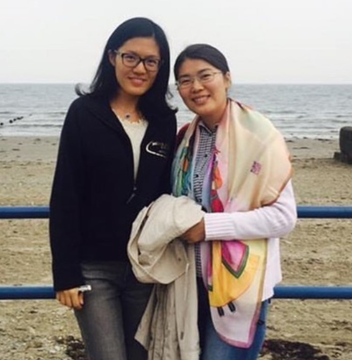 Hou Yifan with her mom