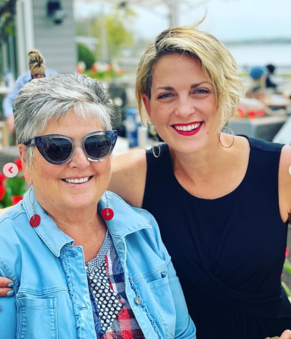 Jamie Yuccas with her mother