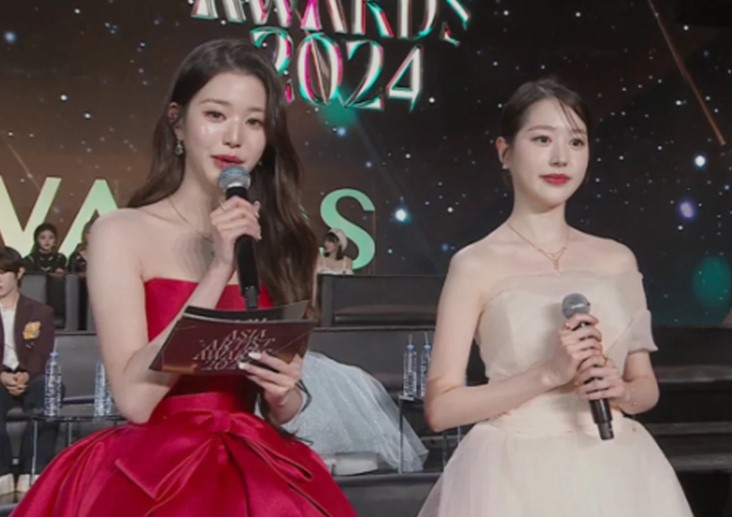 Jang Won-young with her sister