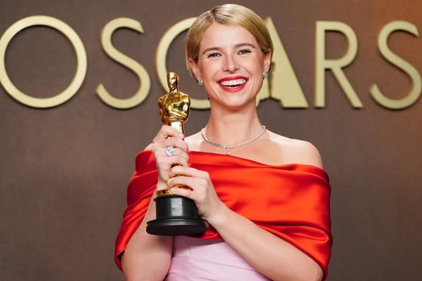 Jessie Buckley won best Actress in a Leading Role award for 'Hamnet' at the 98th Academy Awards