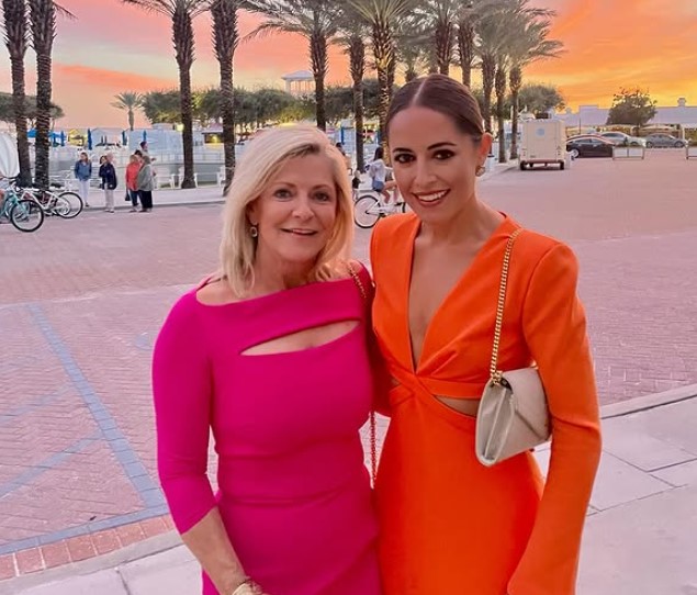 Kaylee Hartung with her mom