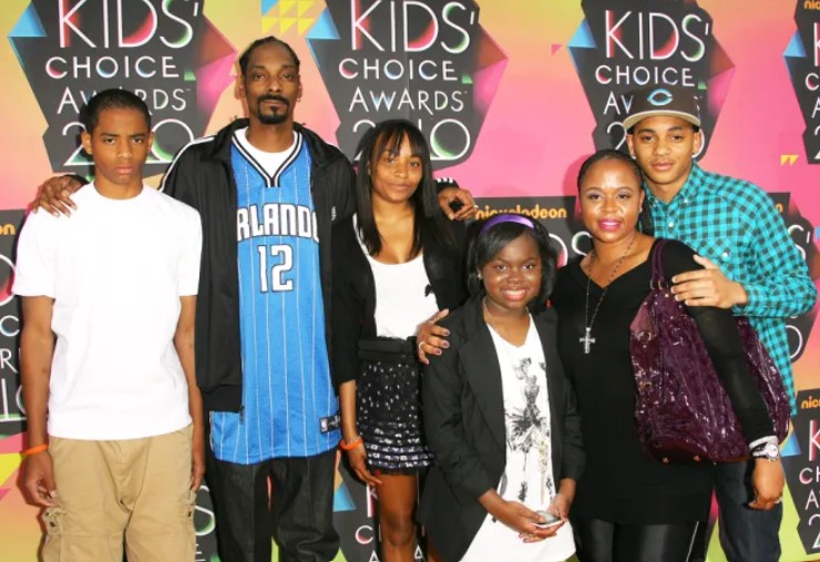 Shante Broadus with her husband Snoop Dogg and kids