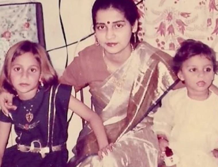 Shazia Iqbal's childhood image with her mom and sisrer