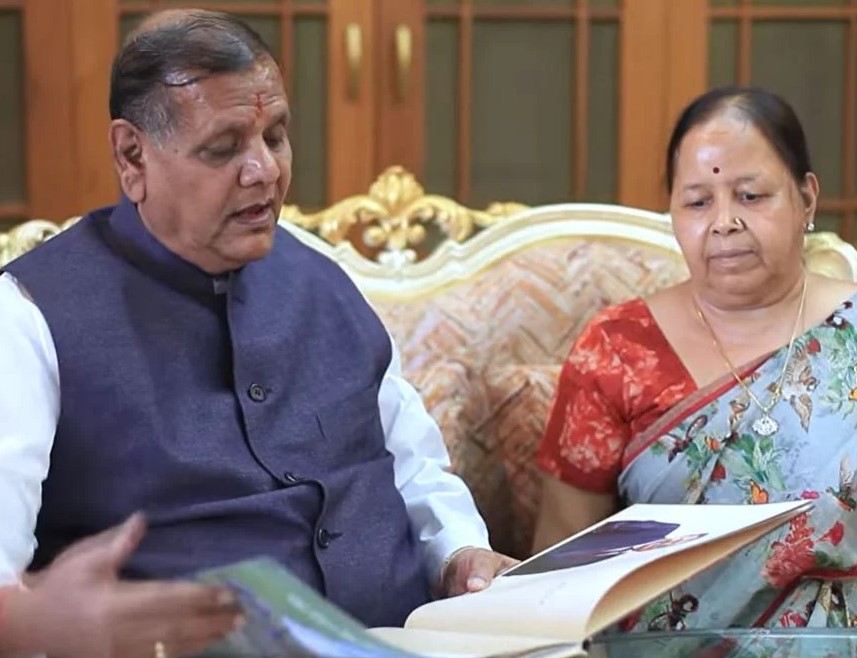 Shiv Ratan Agarwal with his wife