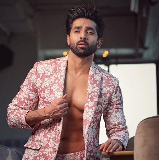 Adhvik Mahajan bio