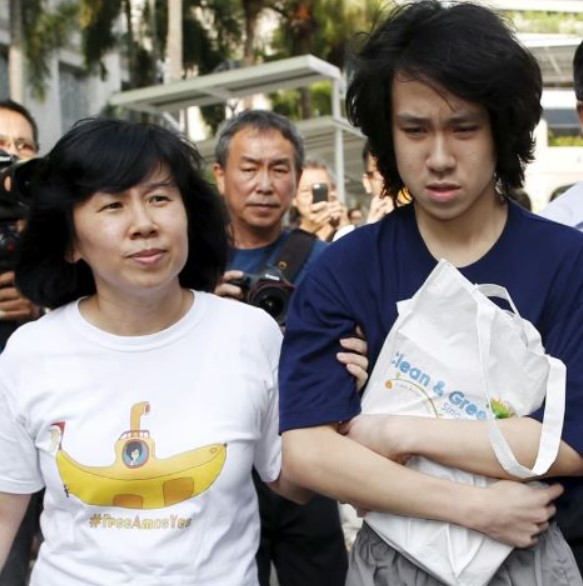 Amos Yee with his mom