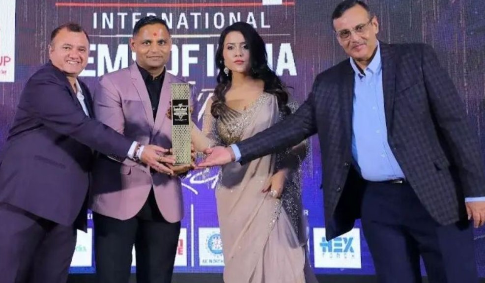 Amruta Fadnavis, Vice President of Axis Bank, presenting the award to Sandip Patel