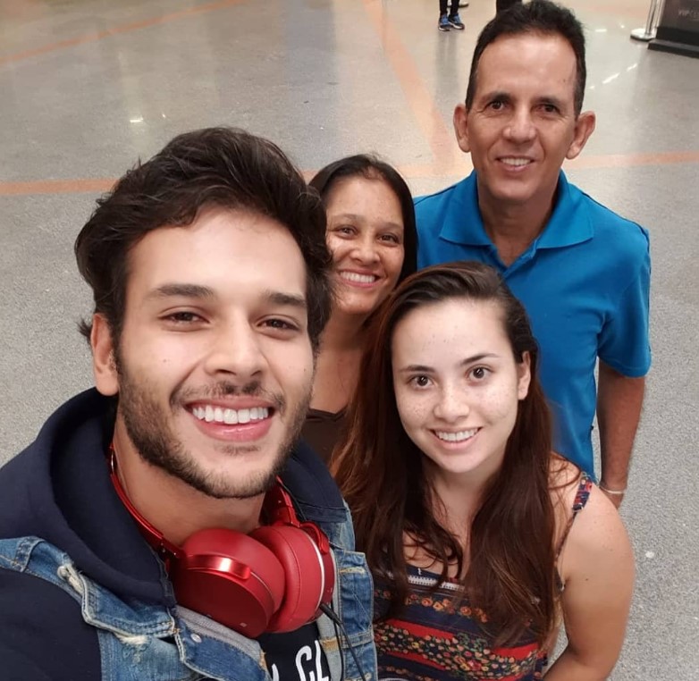 Bruno Rocha with his parents and daughter