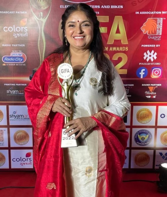 Chhaya Vora won best Supporting Role award for the Gujarati film 'Veer-Isha Nu Seemant' at the Gujarati Iconic Film Awards (GIFA)