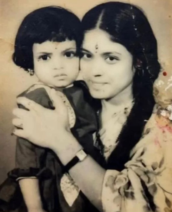 Chhaya Vora's childhood image with her mom