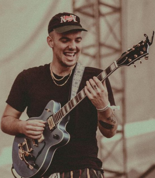 Mac Ayres bio