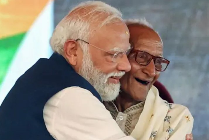 Makhanlal Sarkar with Narendra Modi