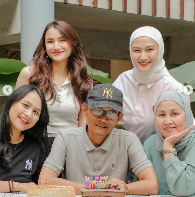 Melody Nurramdhani Laksani with her family