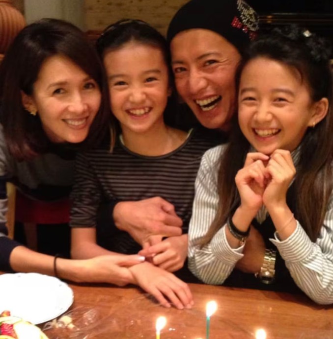 Mitsuki Kimura's childhood image with her family