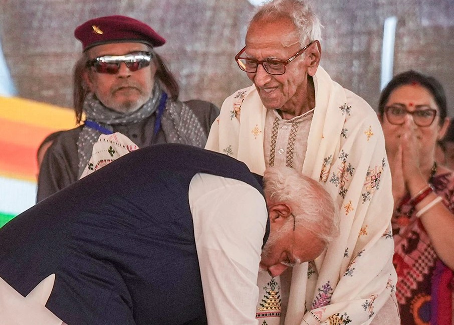 Narendra Modi while touching Makhanlal Sarkar’s feet