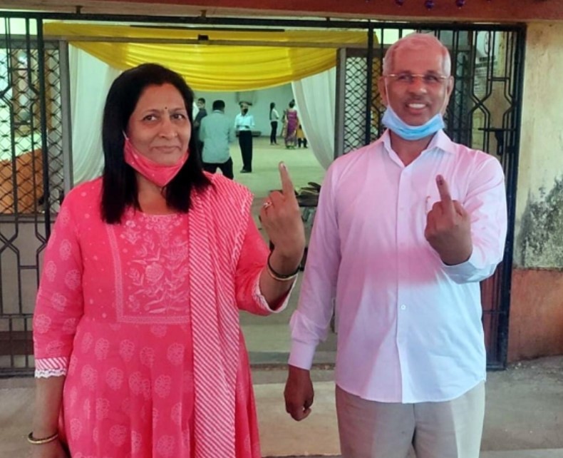 Rajendra Arlekar with his wife