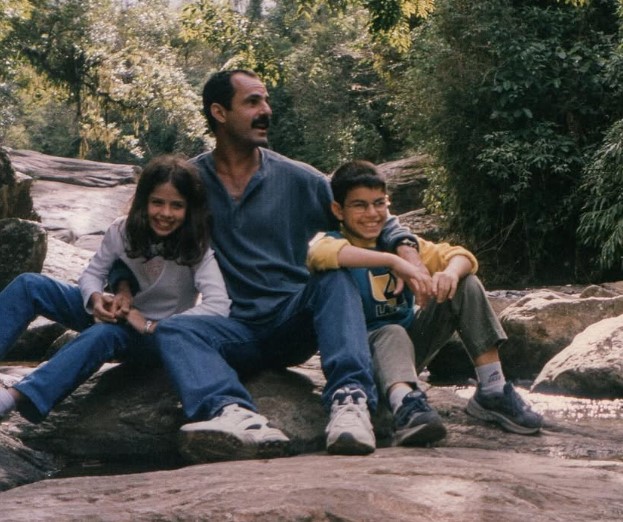 Renan Pitanga's old image with his sister and dad