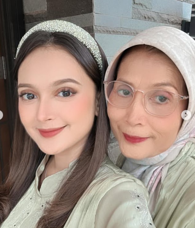 Rosnita Permata with her mom
