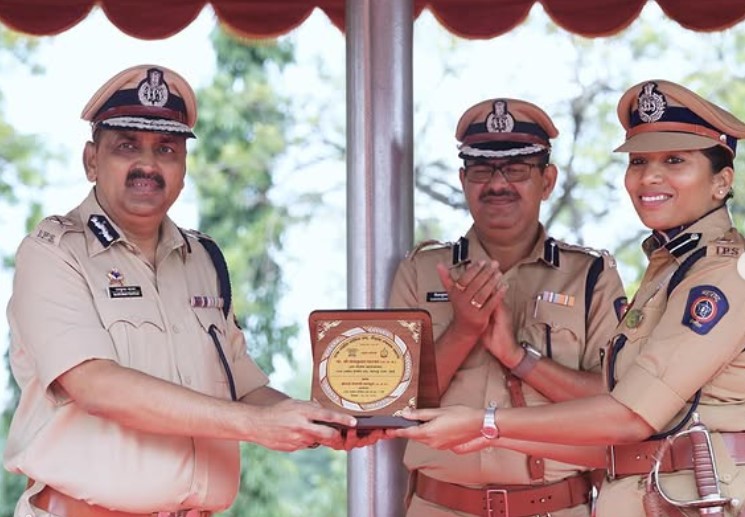 Tejaswi Satpute while being honoured as an IPS officer
