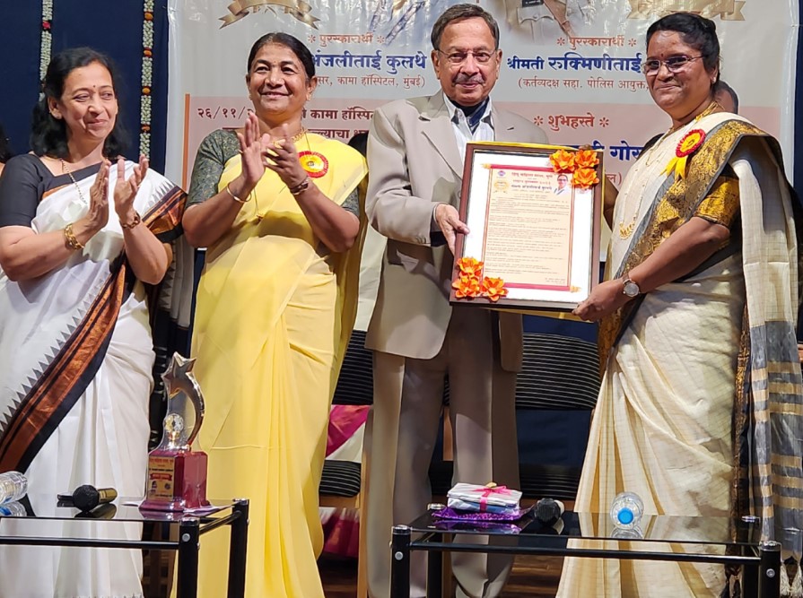 Anjali Kulthe while receiving the ‘Sahas’ and ‘Sajag’ award (2023)