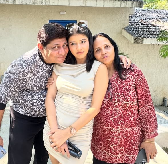 Samridhii Shukla with her parents
