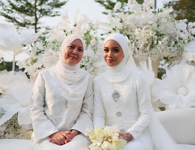 Sarah Suhairi with her mother