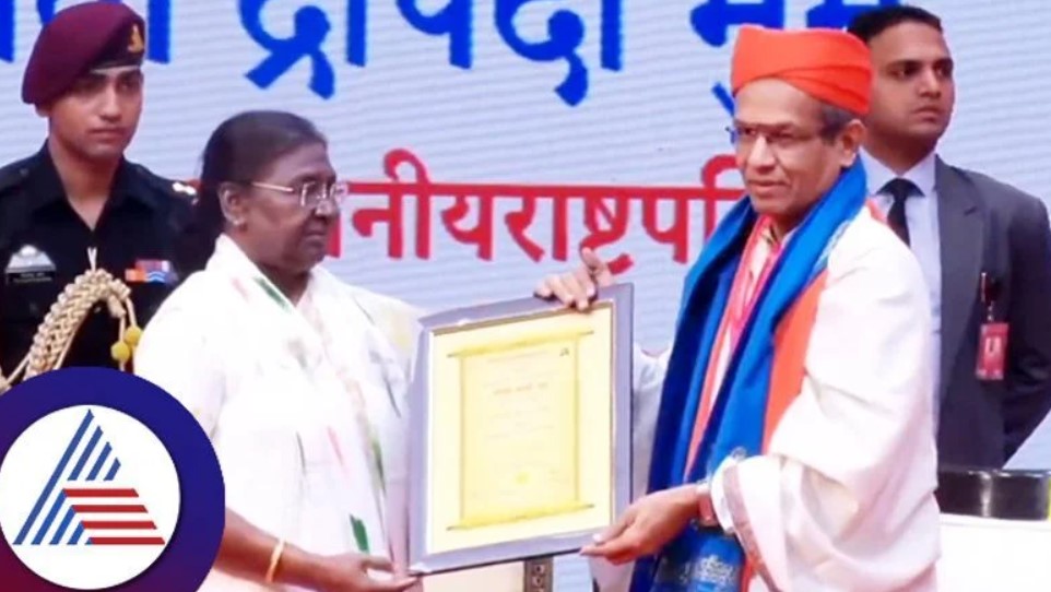 Shatavadhani Ganesh receiving Padma Bhushan award from the President of India