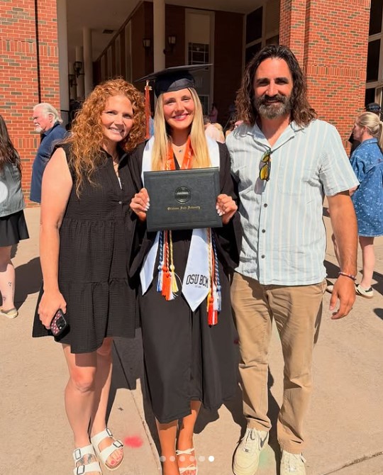 Skylie Thompson with her parents