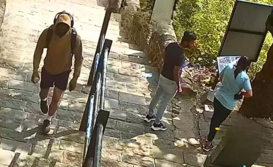 The picture of a man with hoodie captured in a CCTV, while Ketan and Siya walking together