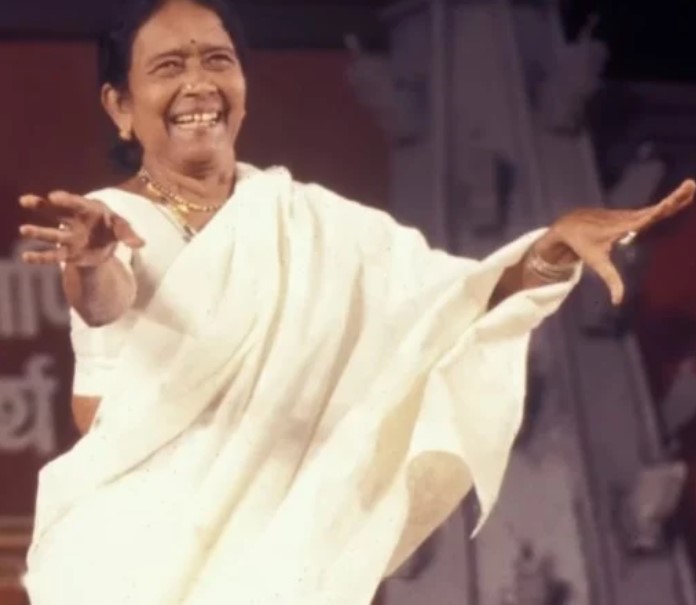 Vithabai Narayangaonkar during a stage show