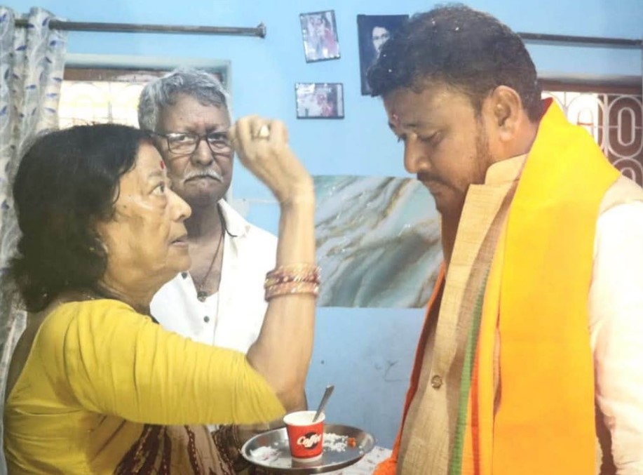 Abhishek Kumar Bunty with his parents