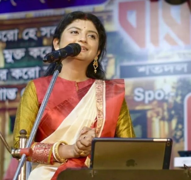 Aditi Munshi while performing at a live show
