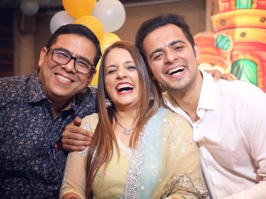 Akash Makhija with his parents