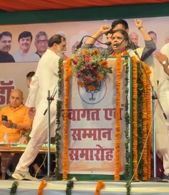 Dr. Archana Gupta while delivering a political speech