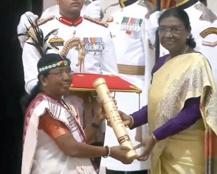 Dr. Budhri Tati while receiving the Padma Shri from the President of India