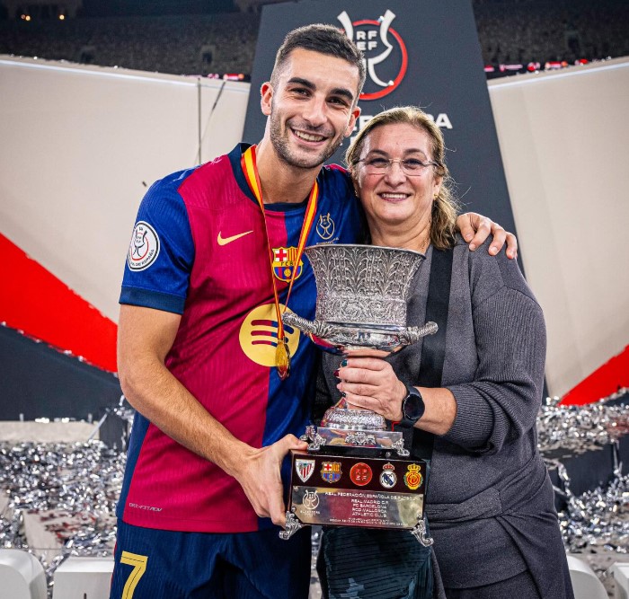Ferran Torres with his mom