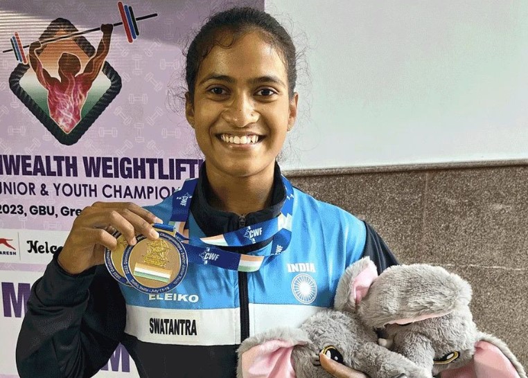 Gyaneshwari Yadav posing with her gold medal in Commonwealth Weightlifting Championship 2025 (women's 49kg category)