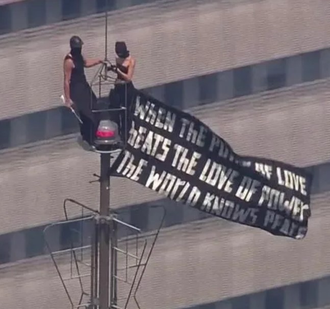 Ivan Beerkus proposing his girlfriend Angela Nikolau at the top of the Empire State Building