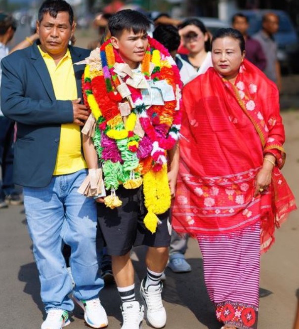 Jadumani Singh with his parents