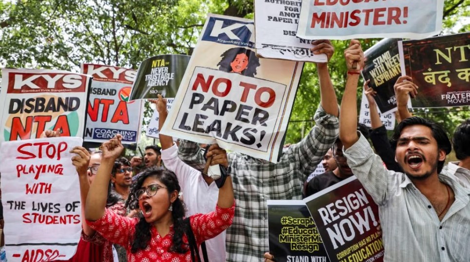 Jantar Mantar Protest for Education Minister's resignation