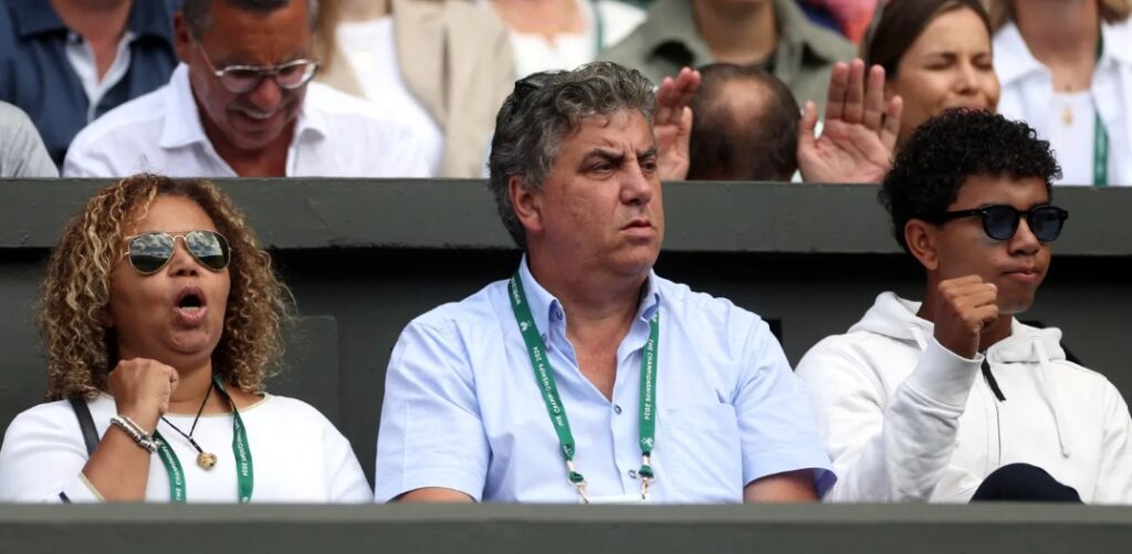 Jasmine Paolini's parents and brother