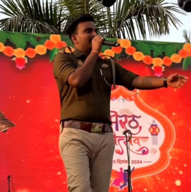 Kapil Dinkar during a live show