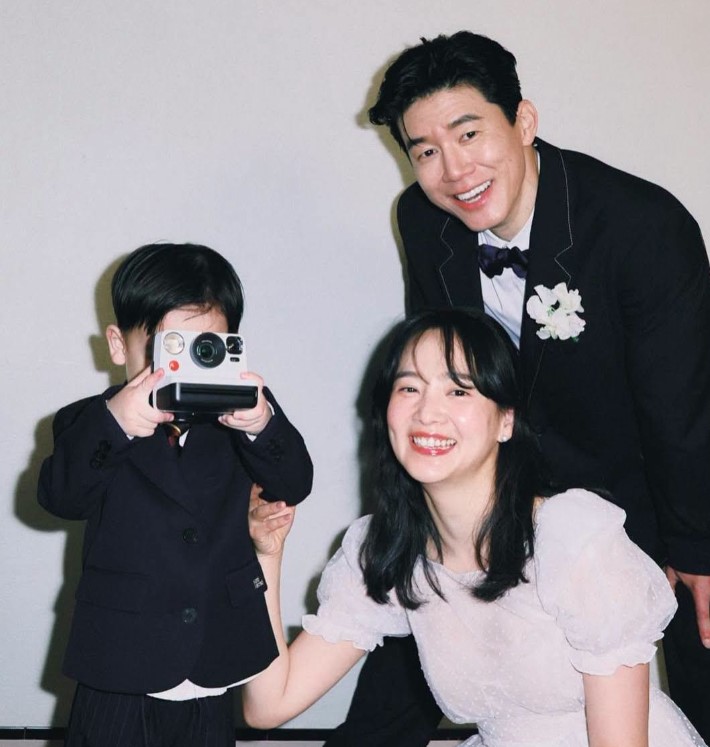 Kim Mu-yeol with his wife and son
