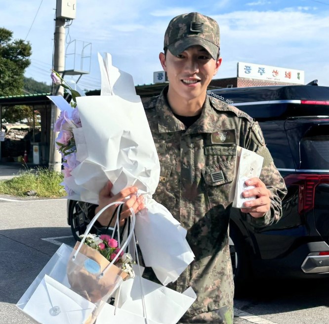 Nam Joo-hyuk discharged from military