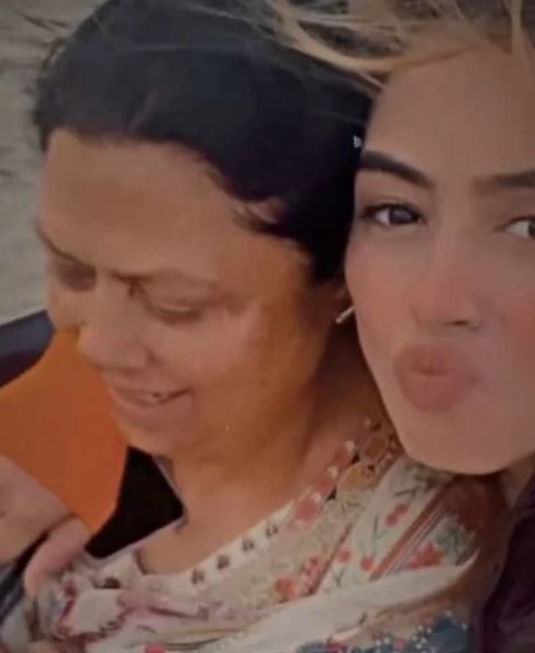 Nidhaa Bhatt with her mother