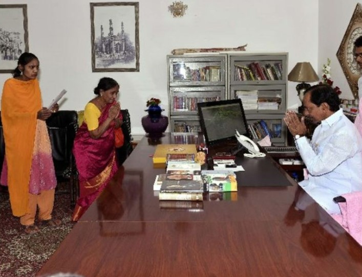 Pavala Syamala and her daughter, Madhavi, meeting K. Chandrashekar Rao
