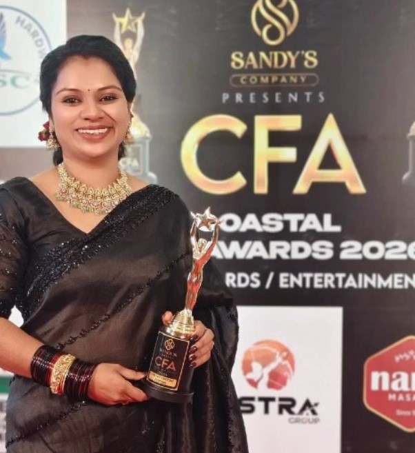 Roopashree Vorkady posing with her Best Supporting Actress Award