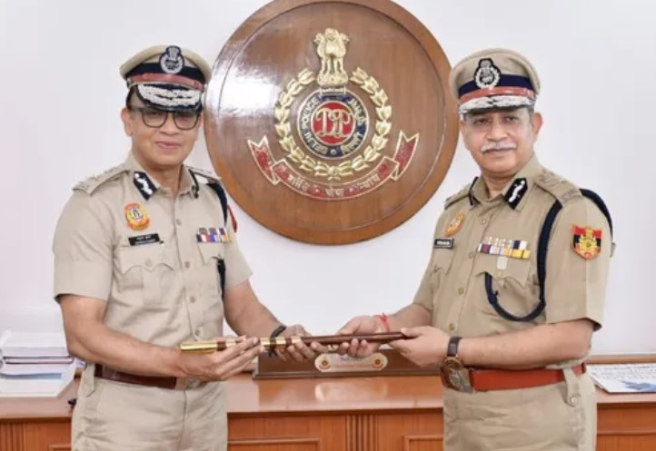 Satish Golcha hands over the baton to Anurag Kumar
