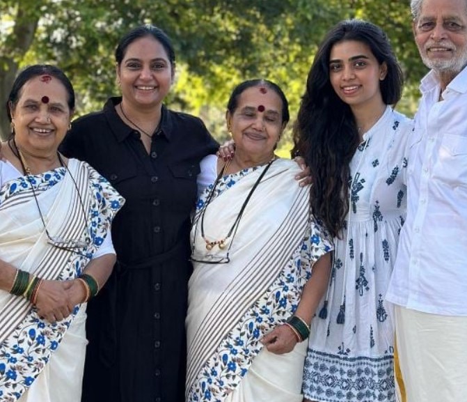 Shruthi Krishna with her parents and daughter