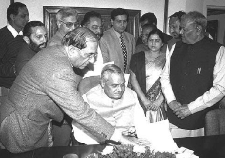 Vijay Kumar Malhotra with Atal Bihari Vajpayee while presenting cheques for the victims of Gujarat earthquake, in New Delhi
